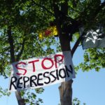 Protest mit Banner Stopp Repression im Baum am Amtsgericht Lingen